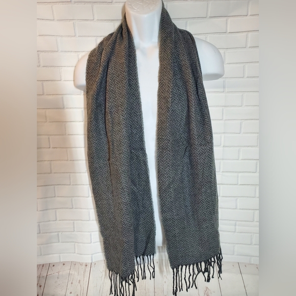 Bloomingdale's Gray and Black Herringbone Scarf - Picture 1 of 6